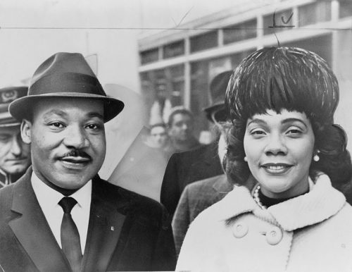 Foto en blanco y negro de Martin Luther King Jr. junto a su esposa