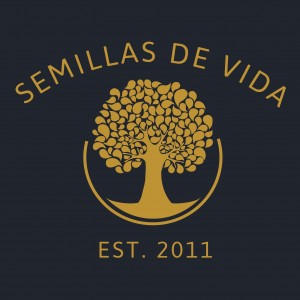 Semillas de Vida. Establecido 2011. (Junto con la imagen de su logo, un árbol frondoso.)