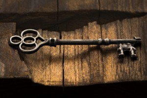 Foto de una llave antigua sobre madera vieja