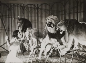 Foto en blanco y negro de una mujer domando leones