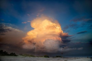 Foto de una nube tormentosa con los colores del sol