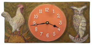 Foto de un reloj de pared de ceramica con las figuras de un gallo y un buho