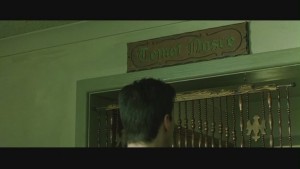 Escena de la película "The Matrix" (1999) cuando Neo ve el cartel de la pitonisa que dice "Temet Nosce" (conócete a tí mismo.)