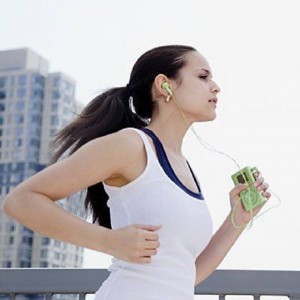 Chica corriendo con auriculares