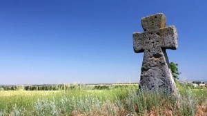 Una cruz de tumba en un prado