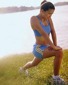 Una mujer haciendo ejercicio junto a un lago